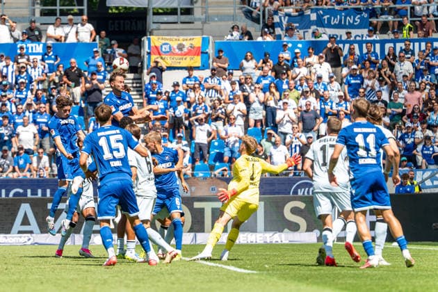 08.08.2026, xdaymx, Fussball 2.Bundesliga, Karlsruher SC - Arminia Bielefeld. Torhüter Kersken, Jonas verschätzt sich bei einem Eckball von Wanitzek, Marvin (Karlsruhe). Broschinski, Moritz (Karlsruhe) kann den Ball ins Tor ohne Torwart köpfen und erhöht somit auf das Zwischenzeitliche 2:0. (DFL DFB REGULATIONS PROHIBIT ANY USE OF PHOTOGRAPHS as IMAGE SEQUENCES and or QUASI-VIDEO) Karlsruhe