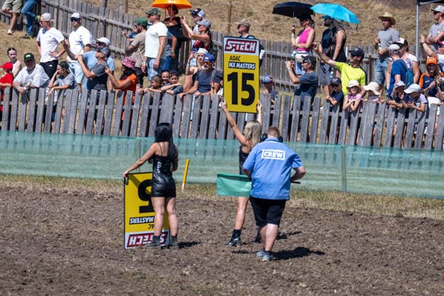Die Grid Girls im Einsatz. xettx, Deutschland, Gaildorf, 08.08.2026, Int. 61. Gaildorfer ADAC Motocross, 2026, Motocross, MX Masters, Last Chance Rennen, Auf der Wacht