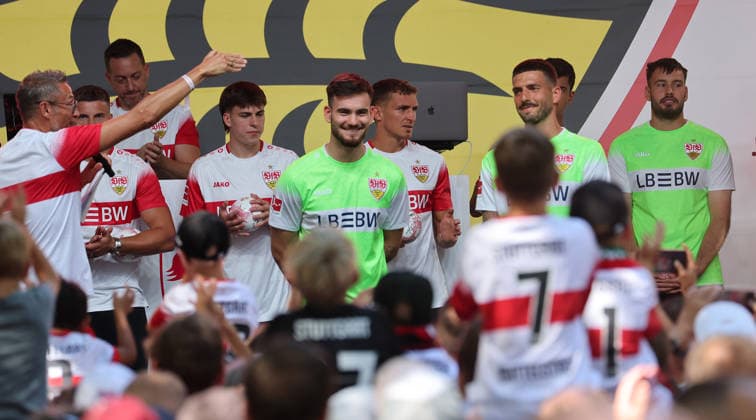 Stuttgart , VfB Stuttgart Saisoneröffnung VfB Stuttgart vs. Everton FC, vorne v.l. Dennis Seimen, Fabian Bredlow