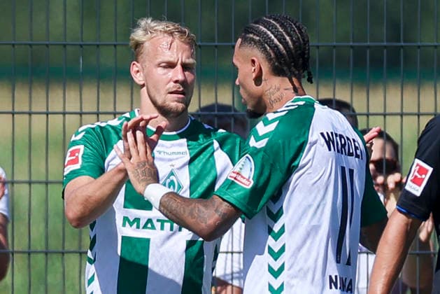 Justin Njinmah (Werder Bremen) bejubelt seinen Treffer zum 1:0 mit Marco Gruell (Werder Bremen) waehrend des Freundschaftsspiels zwischen Werder Bremen und dem SC Paderborn 07, Stadion am Oyther Berg am 08. August 2026 in Vechta, Deutschland. (Foto von Marco Steinbrenner DeFodi Images) +++ Justin Njinmah (Werder Bremen) celebrates after scoring his teams first goal with Marco Gruell (Werder Bremen) during the Friendly match between Werder Bremen and SC Paderborn 07 at Stadion am Oyther Berg on August 8, 2026 in Vechta, Germany. (Photo by Marco Steinbrenner DeFodi Images) (Photo by Marco Steinbrenner DeFodi Images) -