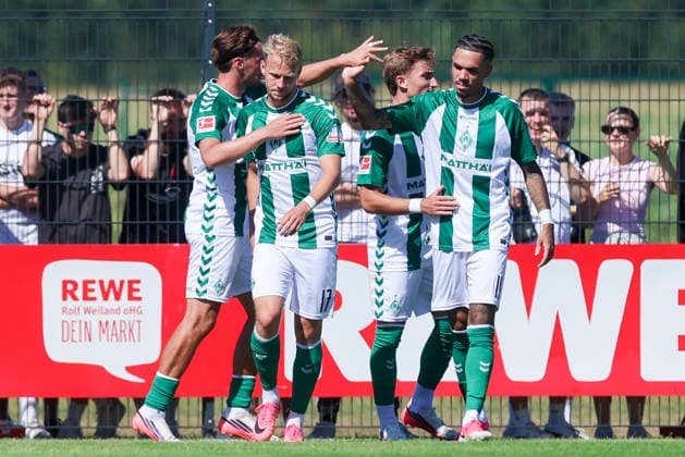 Justin Njinmah (Werder Bremen) bejubelt seinen Treffer mit den Teamkollegen waehrend des Freundschaftsspiels zwischen Werder Bremen und dem SC Paderborn 07, Stadion am Oyther Berg am 08. August 2026 in Vechta, Deutschland. (Foto von Marco Steinbrenner DeFodi Images) +++ Justin Njinmah (Werder Bremen) celebrates his goal with teammates during the Friendly match between Werder Bremen and SC Paderborn 07 at Stadion am Oyther Berg on August 8, 2026 in Vechta, Germany. (Photo by Marco Steinbrenner DeFodi Images) (Photo by Marco Steinbrenner DeFodi Images) -