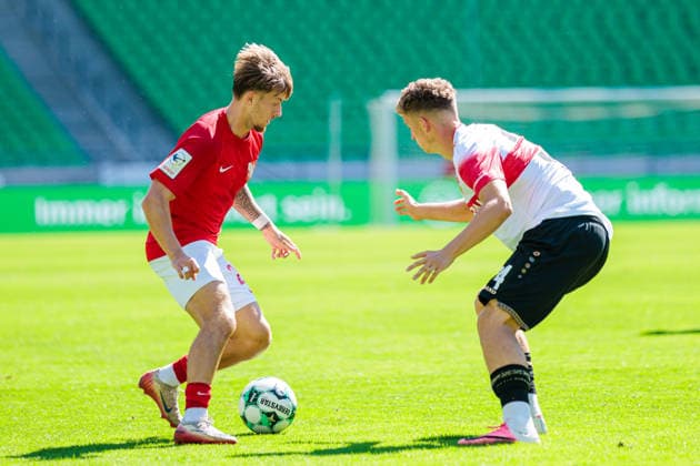 (L-R) Robin Velasco (TSV Havelse 1912, 28), Luca Berreth (VfB Stuttgart, 34) im Zweikampf mit GER, TSV Havelse 1912 vs. VfB Stuttgart II, Fussball, 3. Liga, 1. Spieltag, Spielzeit 2026 2027, 08.08.2026 DFL Regulations prohibit any use of photographers as image sequences and or quasi-video. GER, TSV Havelse 1912 vs. VfB Stuttgart II, Fussball, 3. Liga, 1. Spieltag, Spielzeit 2026 2027, 08.08.2026 Hannover Copyright: xEibner-Pressefoto JanxRollingerx EP_JSK