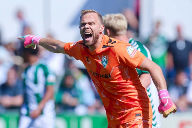 Torhueter Alexander Schlager (Werder Bremen) gestikuliert waehrend des Freundschaftsspiels zwischen Werder Bremen und dem SC Paderborn 07, Stadion am Oyther Berg am 08. August 2026 in Vechta, Deutschland. (Foto von Marco Steinbrenner DeFodi Images) +++ Torhueter Alexander Schlager (Werder Bremen) gestures during the Friendly match between Werder Bremen and SC Paderborn 07 at Stadion am Oyther Berg on August 8, 2026 in Vechta, Germany. (Photo by Marco Steinbrenner DeFodi Images) (Photo by Marco Steinbrenner DeFodi Images) -
