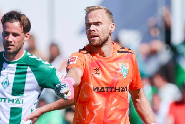 Torhueter Alexander Schlager (Werder Bremen) gestikuliert waehrend des Freundschaftsspiels zwischen Werder Bremen und dem SC Paderborn 07, Stadion am Oyther Berg am 08. August 2026 in Vechta, Deutschland. (Foto von Marco Steinbrenner DeFodi Images) +++ Torhueter Alexander Schlager (Werder Bremen) gestures during the Friendly match between Werder Bremen and SC Paderborn 07 at Stadion am Oyther Berg on August 8, 2026 in Vechta, Germany. (Photo by Marco Steinbrenner DeFodi Images) (Photo by Marco Steinbrenner DeFodi Images) -