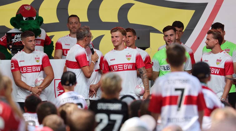 Stuttgart , VfB Stuttgart Saisoneröffnung VfB Stuttgart vs. Everton FC, v.l. Ermedin Demirovic, StadionSprecher Holger Laser, Finn Jeltsch, Dennis Seimen, Maximilian Mittelstädt