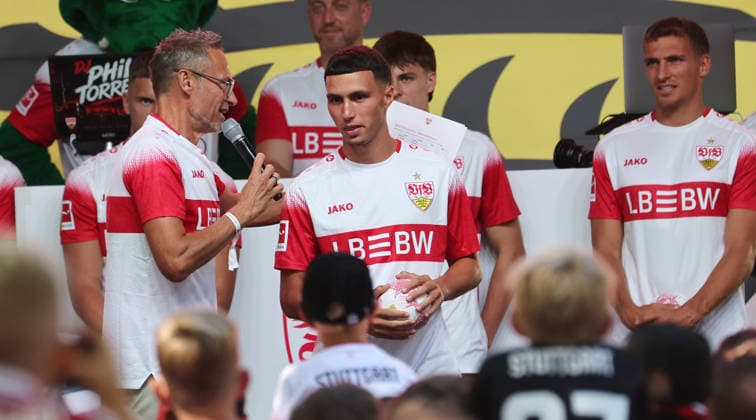 Stuttgart , VfB Stuttgart Saisoneröffnung VfB Stuttgart vs. Everton FC, v.l. Stadionsprecher Holger Laser, Bilal El Khannouss (vorn)