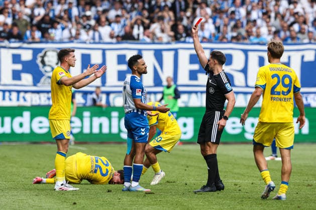 Herbert Bockhorn (1. FC Magdeburg,7) bekommt die Rote Karte - 2. Fußball Bundesliga Saison 2026-2027 1. FC Magdeburg vs Eintracht Braunschweig in der Avnet Arena in Magdeburg - Aktion,Fußball,Mann,Männer,Deutschland,08.08.2026