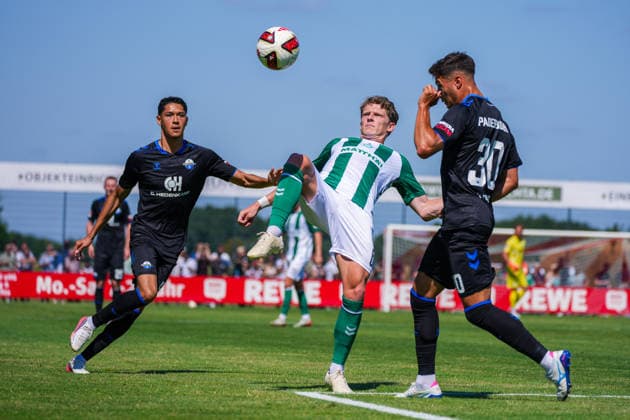 Jens Stage (Werder Bremen, 6), Stefano Marino (SC Paderborn 07, 30), Deutschland: Fussball, Saison 2026 27, erstes Testspiel des Tages, 08.08.2026, Werder Bremen vs SC Paderborn 07, Stadion am Oyther Berg (Oythe, Vechta, Niedersachsen) Copyright: xLeonxFrickx