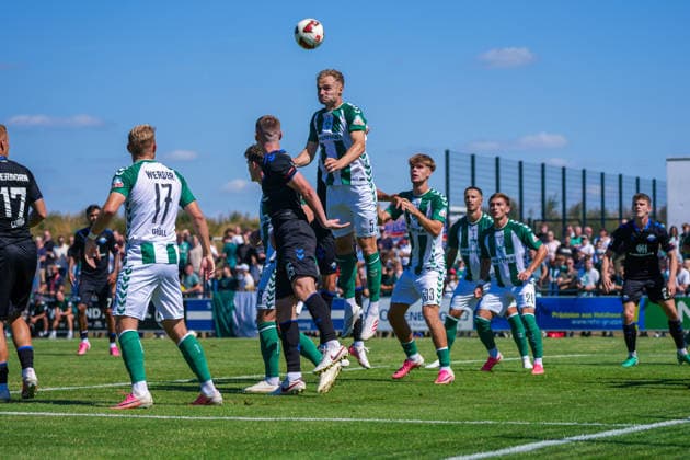 Amos Pieper (Werder Bremen, 5), Mick Schmetgens (Werder Bremen, 33), Marco Grüll (Werder Bremen, 17) beim Eckball, Deutschland: Fussball, Saison 2026 27, erstes Testspiel des Tages, 08.08.2026, Werder Bremen vs SC Paderborn 07, Stadion am Oyther Berg (Oythe, Vechta, Niedersachsen) Copyright: xLeonxFrickx