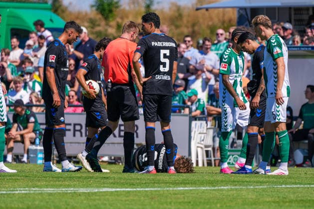 Jonah Sticker (SC Paderborn 07, 3) verletzt am Boden, Santiago Castaneda (SC Paderborn 07, 5), Stefano Marino (SC Paderborn 07, 30), Deutschland: Fussball, Saison 2026 27, erstes Testspiel des Tages, 08.08.2026, Werder Bremen vs SC Paderborn 07, Stadion am Oyther Berg (Oythe, Vechta, Niedersachsen) Copyright: xLeonxFrickx