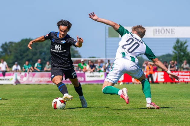Mika Baur (SC Paderborn 07, 14), Chuki (Werder Bremen, 20), Deutschland: Fussball, Saison 2026 27, erstes Testspiel des Tages, 08.08.2026, Werder Bremen vs SC Paderborn 07, Stadion am Oyther Berg (Oythe, Vechta, Niedersachsen) Copyright: xLeonxFrickx