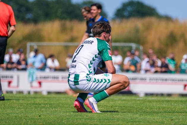 Olivier Deman (Werder Bremen, 2) am Boden nach Abpfiff, Deutschland: Fussball, Saison 2026 27, erstes Testspiel des Tages, 08.08.2026, Werder Bremen vs SC Paderborn 07, Stadion am Oyther Berg (Oythe, Vechta, Niedersachsen) Copyright: xLeonxFrickx