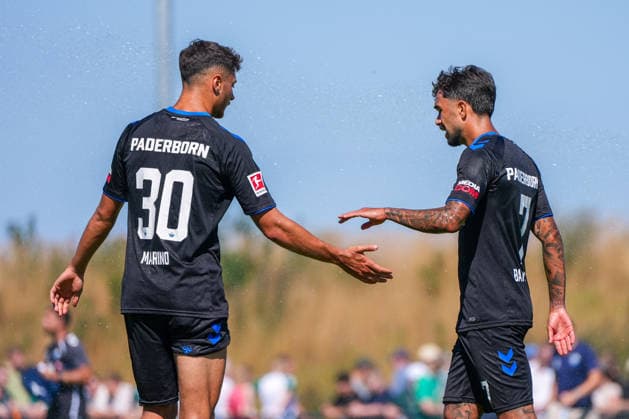 Oliver Batista Meier (SC Paderborn 07, 7), Stefano Marino (SC Paderborn 07, 30), Deutschland: Fussball, Saison 2026 27, erstes Testspiel des Tages, 08.08.2026, Werder Bremen vs SC Paderborn 07, Stadion am Oyther Berg (Oythe, Vechta, Niedersachsen) Copyright: xLeonxFrickx