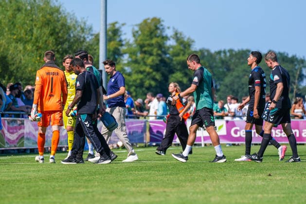 Spieler verlassen das Feld nach Abpfiff, Deutschland: Fussball, Saison 2026 27, erstes Testspiel des Tages, 08.08.2026, Werder Bremen vs SC Paderborn 07, Stadion am Oyther Berg (Oythe, Vechta, Niedersachsen) Copyright: xLeonxFrickx