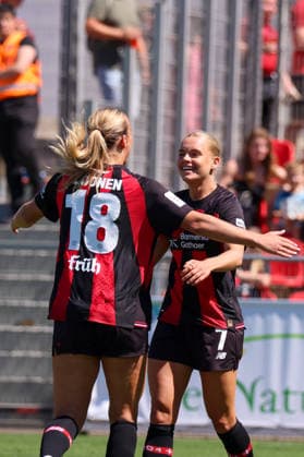 Leverkusen, Deutschland: 08.08.2026 - Saisoneröffnung Testspiel - Bayer Leverkusen Frauen vs. Feyenoord Rotterdam Frauen Im Bild: v.li. die Zweite Torschützin Cornelia Kramer (Leverkusen) macht das Tor zum 1:0 für Leverkusen und jubelt mit Lobke Loonen (Leverkusen) Copyright: HMBxMedia MadeleinexFantini