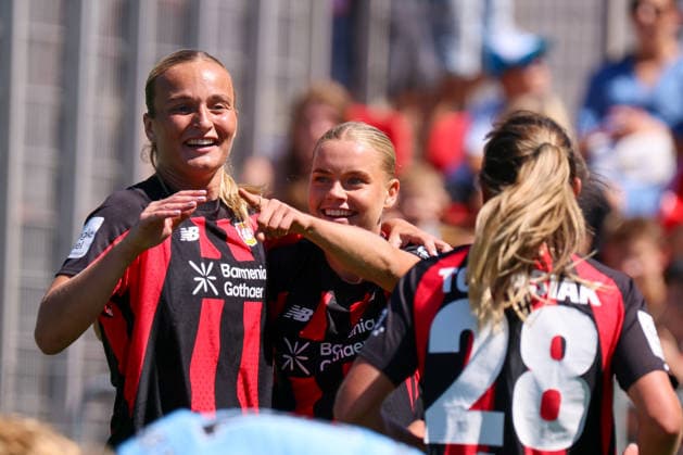 Leverkusen, Deutschland: 08.08.2026 - Saisoneröffnung Testspiel - Bayer Leverkusen Frauen vs. Feyenoord Rotterdam Frauen Im Bild: v.li. die Zweite Torschützin Cornelia Kramer (Leverkusen) macht das Tor zum 1:0 für Leverkusen und jubelt mit Lobke Loonen (Leverkusen) Copyright: HMBxMedia MadeleinexFantini