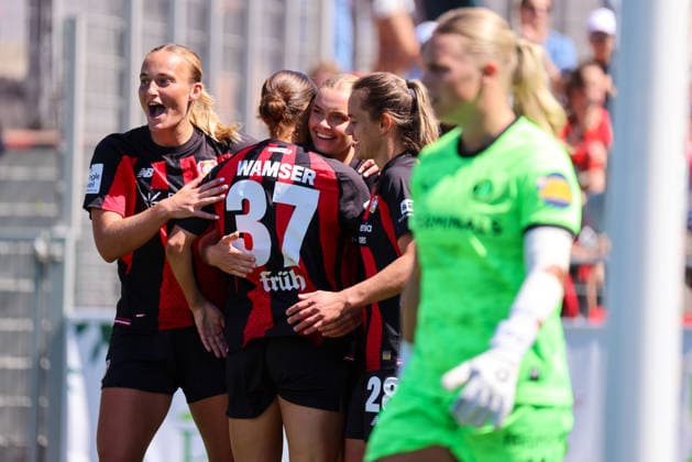 Leverkusen, Deutschland: 08.08.2026 - Saisoneröffnung Testspiel - Bayer Leverkusen Frauen vs. Feyenoord Rotterdam Frauen Im Bild: Torschützin Cornelia Kramer (Leverkusen), mittig im Bild, macht das Tor zum 1:0 für Leverkusen und jubelt mit ihren Mannschaftskolleginnen Copyright: HMBxMedia MadeleinexFantini