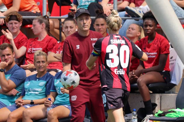 Leverkusen, Deutschland: 08.08.2026 - Saisoneröffnung Testspiel - Bayer Leverkusen Frauen vs. Feyenoord Rotterdam Frauen Im Bild: v.li. Cheftrainer Roberto Pätzold Pätzold (Leverkusen) wirft Carolin Simon (Leverkusen) den Ball zu Copyright: HMBxMedia MadeleinexFantini