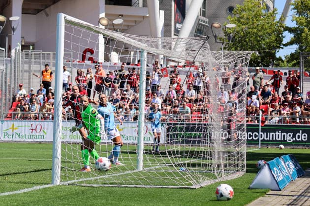 Leverkusen, Deutschland: 08.08.2026 - Saisoneröffnung Testspiel - Bayer Leverkusen Frauen vs. Feyenoord Rotterdam Frauen Im Bild: v.li. Torschützin Cornelia Kramer (Leverkusen) macht das Tor zum 2:0 für Leverkusen (Ball rollt ins Tor) Copyright: HMBxMedia MadeleinexFantini