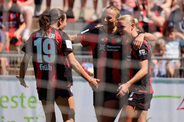 Leverkusen, Deutschland: 08.08.2026 - Saisoneröffnung Testspiel - Bayer Leverkusen Frauen vs. Feyenoord Rotterdam Frauen Im Bild: v.li. die Dritte Torschützin Cornelia Kramer (Leverkusen) macht das Tor zum 2:0 für Leverkusen und jubelt mit Loreen Bender (Leverkusen) und Lobke Loonen (Leverkusen) Copyright: HMBxMedia MadeleinexFantini
