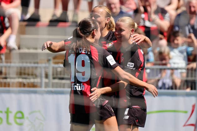 Leverkusen, Deutschland: 08.08.2026 - Saisoneröffnung Testspiel - Bayer Leverkusen Frauen vs. Feyenoord Rotterdam Frauen Im Bild: v.li. die Dritte Torschützin Cornelia Kramer (Leverkusen) macht das Tor zum 2:0 für Leverkusen und jubelt mit Loreen Bender (Leverkusen) und Lobke Loonen (Leverkusen) Copyright: HMBxMedia MadeleinexFantini