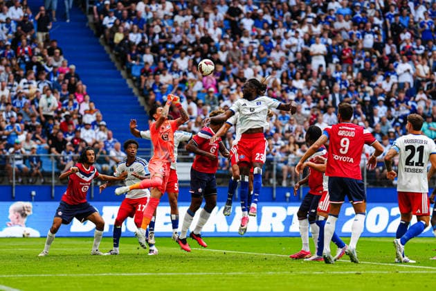 Berke Özer (OSC Lille, 01) faustet Ball weg GER, Hamburger SV vs. OSC Lille, Fußball, Testspiel, Saison 2026 2027, 08.08.2026 GER, Hamburger SV vs. OSC Lille, Fußball, Testspiel, Saison 2026 2027, 08.08.2026 Hamburg Copyright: xEibner-Pressefoto MarcelxvonxFehrnx EP_MFN