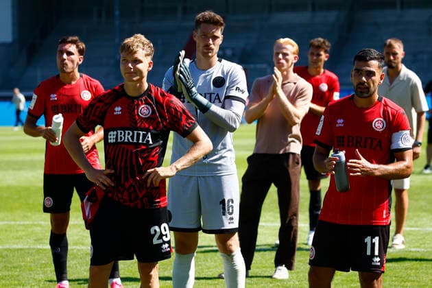 08.08.2026, xavx, Fussball 3.Liga, SV Wehen Wiesbaden - Preußen Münster v.l. Philipp Hercher (SV Wehen Wiesbaden), Torwart Florian Stritzel (SV Wehen Wiesbaden), Tarik Gözüsirin (SV Wehen Wiesbaden) enttaeuscht, enttaeuscht schauend, dissapointed (DFL DFB REGULATIONS PROHIBIT ANY USE OF PHOTOGRAPHS as IMAGE SEQUENCES and or QUASI-VIDEO) Wiesbaden