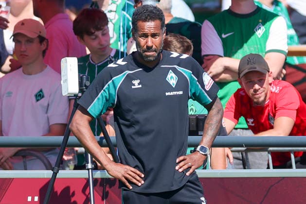 Trainer Daniel Thioune (Werder Bremen) schaut enttaeuscht waehrend des Freundschaftsspiels zwischen Werder Bremen und dem SC Paderborn 07, Stadion am Oyther Berg am 08. August 2026 in Vechta, Deutschland. (Foto von Marco Steinbrenner DeFodi Images) +++ Trainer Daniel Thioune (Werder Bremen) looks dejected during the Friendly match between Werder Bremen and SC Paderborn 07 at Stadion am Oyther Berg on August 8, 2026 in Vechta, Germany. (Photo by Marco Steinbrenner DeFodi Images) (Photo by Marco Steinbrenner DeFodi Images) -