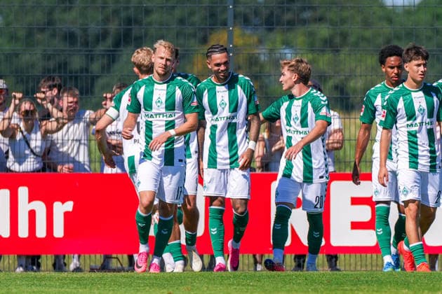Werder Bremen bejubelt das Tor zum 1:0 durch Justin Njinmah (Werder Bremen, 11), Freude, Emotionen, Jubel, Deutschland: Fussball, Saison 2026 27, zweites Testspiel des Tages, 08.08.2026, Werder Bremen vs SC Paderborn 07, Stadion am Oyther Berg (Oythe, Vechta, Niedersachsen) Copyright: xLeonxFrickx