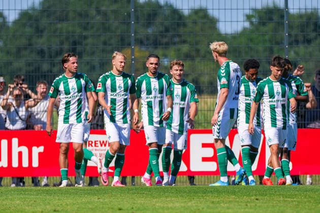 Werder Bremen bejubelt das Tor zum 1:0 durch Justin Njinmah (Werder Bremen, 11), Freude, Emotionen, Jubel, Deutschland: Fussball, Saison 2026 27, zweites Testspiel des Tages, 08.08.2026, Werder Bremen vs SC Paderborn 07, Stadion am Oyther Berg (Oythe, Vechta, Niedersachsen) Copyright: xLeonxFrickx