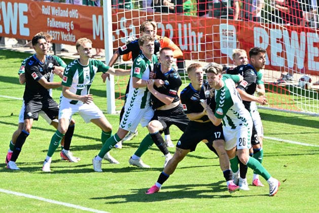08.08.2026, GER, Freundschaftsspiel SV Werder Bremen vs Paderborn Fussball, Saison 2026 2027), 1.FBL Laurin Curda (SC Paderborn 07 17) Cedric Itten (Werder Bremen 26); Marco Gruell Grüll (Werder Bremen 17); Torwart Karl Hein (Werder Bremen 01) Jens Stage (Werder Bremen 06) Amos Pieper (Werder Bremen 05) Oythe Stadion am Oyther Berg Niedersachsen Deutschland Copyright: xnordphotoxGmbHx xKFOTOx