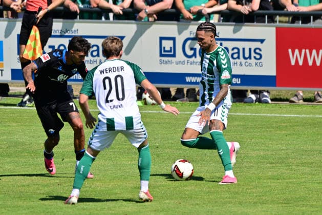 08.08.2026, GER, Freundschaftsspiel SV Werder Bremen vs Paderborn Fussball, Saison 2026 2027), 1.FBL Justin Njinmah (SV Werder Bremen 11); Chuki (Werder Bremen 20); Oliver Batista Meier (SC Paderborn 07 07) Oythe Stadion am Oyther Berg Niedersachsen Deutschland Copyright: xnordphotoxGmbHx xKFOTOx