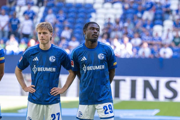 08.08.2026, Fussball, Saison 2026 2027, Testspiel, FC Schalke 04 - Atalanta Bergamo, Finn Porath (FC Schalke 04), Junior Dina Ebimbe (FC Schalke 04) Gelsenkirchen Veltins Arena Nordrhein-Westfalen Deutschland xRHR-FOTO YYx Copyright: KROEGER RHR-FOTOx RHR-FOTO YY