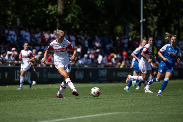 08.08.2026, GER, Fussball, Frauen, Testspiel, Saison 2026 2027, VfB Stuttgart vs TSG 1899 Hoffenheim Janina Hechler ( VfB Stuttgart, 16 ) am Ball, Stuttgart Robert-Schlienz-Stadion Baden-Württemberg Deutschland Copyright: xNordphoto Memmlerx