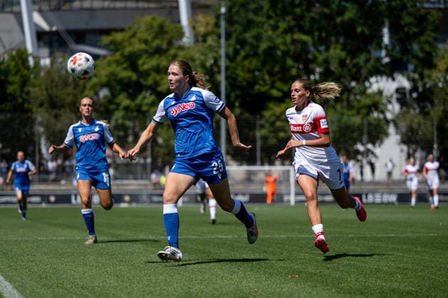 08.08.2026, GER, Fussball, Frauen, Testspiel, Saison 2026 2027, VfB Stuttgart vs TSG 1899 Hoffenheim Jonna van de Velde ( Hoffenheim, 25 ) im Zweikampf mit Daphina Redzepi ( VfB Stuttgart, 07 ), Stuttgart Robert-Schlienz-Stadion Baden-Württemberg Deutschland Copyright: xNordphoto Memmlerx