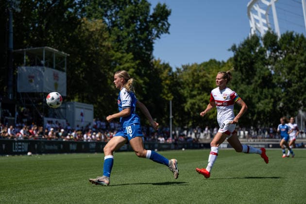 08.08.2026, GER, Fussball, Frauen, Testspiel, Saison 2026 2027, VfB Stuttgart vs TSG 1899 Hoffenheim Ilse Kemper ( Hoffenheim, 18 ) am Ball vor Maximiliane Rall ( VfB Stuttgart, 08 ), Stuttgart Robert-Schlienz-Stadion Baden-Württemberg Deutschland Copyright: xNordphoto Memmlerx