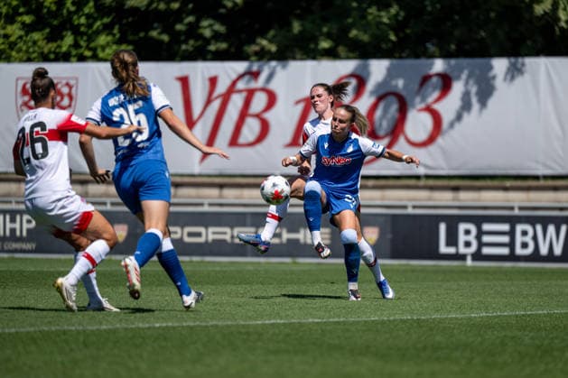 08.08.2026, GER, Fussball, Frauen, Testspiel, Saison 2026 2027, VfB Stuttgart vs TSG 1899 Hoffenheim Laura Gloning ( Hoffenheim, 20 ) im Zweikampf mit Reena Wichmann ( VfB Stuttgart, 28 ), Stuttgart Robert-Schlienz-Stadion Baden-Württemberg Deutschland Copyright: xNordphoto Memmlerx
