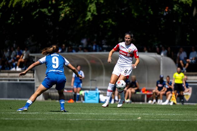 08.08.2026, GER, Fussball, Frauen, Testspiel, Saison 2026 2027, VfB Stuttgart vs TSG 1899 Hoffenheim Chantal Hagel ( VfB Stuttgart, 06 ) am Ball, daneben Marie Steiner ( Hoffenheim, 09 ), Stuttgart Robert-Schlienz-Stadion Baden-Württemberg Deutschland Copyright: xNordphoto Memmlerx