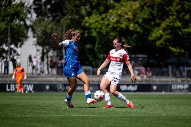 08.08.2026, GER, Fussball, Frauen, Testspiel, Saison 2026 2027, VfB Stuttgart vs TSG 1899 Hoffenheim Adriana Achinska ( VfB Stuttgart, 22 ) im Zweikampf mit Laia Martret Jimenez ( Hoffenheim, 21 ), Stuttgart Robert-Schlienz-Stadion Baden-Württemberg Deutschland Copyright: xNordphoto Memmlerx