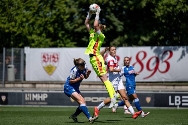 08.08.2026, GER, Fussball, Frauen, Testspiel, Saison 2026 2027, VfB Stuttgart vs TSG 1899 Hoffenheim Laura Dick ( Hoffenheim, 01 ) am Ball vor Wielle Douma ( Hoffenheim, 13 ), Stuttgart Robert-Schlienz-Stadion Baden-Württemberg Deutschland Copyright: xNordphoto Memmlerx