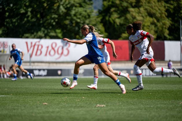 08.08.2026, GER, Fussball, Frauen, Testspiel, Saison 2026 2027, VfB Stuttgart vs TSG 1899 Hoffenheim Martine Trollsas Fenger ( Hoffenheim, 15 ) am Ball, dahinter Katana Ameorfina Norman ( VfB Stuttgart, 24 ), Stuttgart Robert-Schlienz-Stadion Baden-Württemberg Deutschland Copyright: xNordphoto Memmlerx