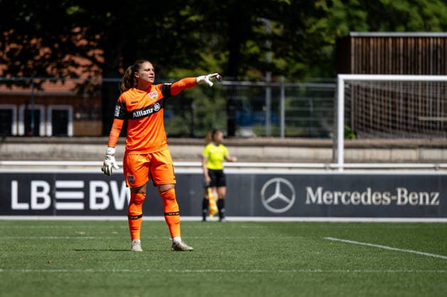 08.08.2026, GER, Fussball, Frauen, Testspiel, Saison 2026 2027, VfB Stuttgart vs TSG 1899 Hoffenheim Laura Giuliani ( VfB Stuttgart, 01 ) gibt Anweisungen, Stuttgart Robert-Schlienz-Stadion Baden-Württemberg Deutschland Copyright: xNordphoto Memmlerx