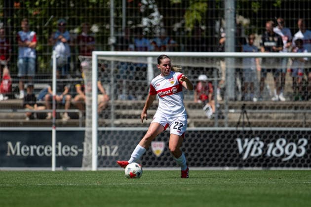 08.08.2026, GER, Fussball, Frauen, Testspiel, Saison 2026 2027, VfB Stuttgart vs TSG 1899 Hoffenheim Adriana Achinska ( VfB Stuttgart, 22 ) am Ball, Stuttgart Robert-Schlienz-Stadion Baden-Württemberg Deutschland Copyright: xNordphoto Memmlerx