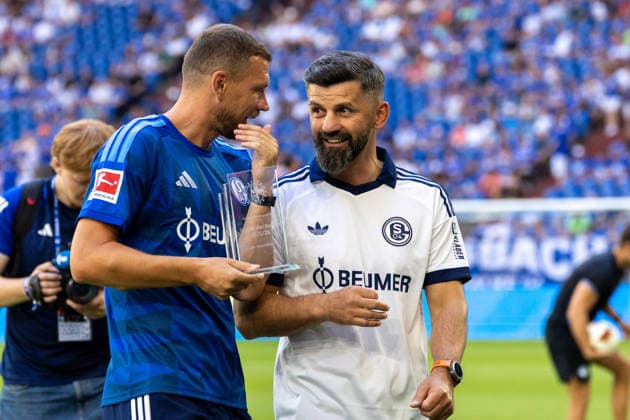 Gelsenkirchen, Germany, 08.08.26, Edin Dzeko 10 (FC Schalke 04) und Cheftrainer Miron Muslic (FC Schalke 04) während des Testspiels zwischen FC Schalke 04 - Atalanta Bergamo in der Veltins Arena in Gelsenkirchen. (Photo by Joachim Bywaletz) DFB DFL REGULATIONS PROHIBIT ANY USE OF PHOTOGRAPHS AS IMAGE SEQUENCES AND OR QUASI-VIDEO. Copyright: JoachimxBywaletz xJB-Sportfoto