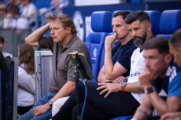 08.08.2026, Fussball, Saison 2026 2027, Testspiel, FC Schalke 04 - Atalanta Bergamo, Direktor Profifussball Youri Mulder (FC Schalke 04), Maximilian Lüftl (FC Schalke 04), Trainer Miron Muslic (FC Schalke 04) xRHR-FOTO YYx Copyright: KROEGER RHR-FOTOx RHR-FOTO YY