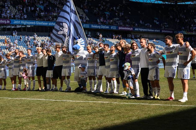 2026.08.08, xkwix, Fußball, 3. Liga, MSV Duisburg - SV Meppen, Schauinsland-Reisen-Arena, 1.Spieltag, Saison 2026 2027: Die Mannschaft jubelt und feiert den Sieg mit den Fans Arm in Arm DFB regulations prohibit any use of photographs as image sequences and or quasi-video. Photo: xKamilxWilkowskixPressefotoKochx Nordrhein-Westfalen Deutschland