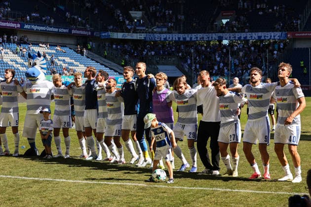 2026.08.08, xkwix, Fußball, 3. Liga, MSV Duisburg - SV Meppen, Schauinsland-Reisen-Arena, 1.Spieltag, Saison 2026 2027: Die Mannschaft jubelt und feiert den Sieg mit den Fans Arm in Arm DFB regulations prohibit any use of photographs as image sequences and or quasi-video. Photo: xKamilxWilkowskixPressefotoKochx Nordrhein-Westfalen Deutschland