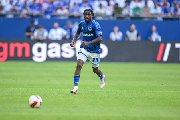 08.08.2026, Fussball, Saison 2026 2027, Testspiel, FC Schalke 04 - Atalanta Bergamo, Junior Dina Ebimbe (FC Schalke 04) xRHR-FOTO YYx Copyright: KROEGER RHR-FOTOx RHR-FOTO YY