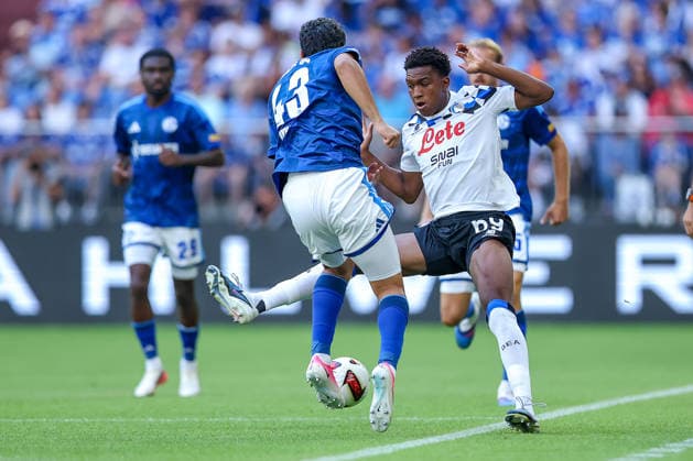 08.08.2026, Fußball, FC Schalke 04 - Atalanta Bergamo, Testspiel Freundschaftsspiel, Veltins-Arena Gelsenkirchen, Saison 2026 2027: Mertcan Ayhan (FC Schalke04 43) im Zweikampf gegen Honest Ahanor (Atalanta Bergamo 69) DFB regulations prohibit any use of photographs as image sequences and or quasi-video. Nordrhein-Westfalen Deutschland