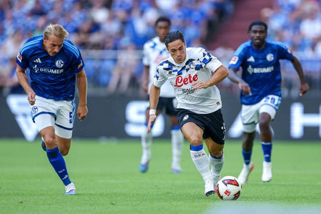 08.08.2026, Fußball, FC Schalke 04 - Atalanta Bergamo, Testspiel Freundschaftsspiel, Veltins-Arena Gelsenkirchen, Saison 2026 2027: Giacomo Raspadori (Atalanta Bergamo 18) im Zweikampf gegen Timo Becker (FC Schalke04 05) Junior Dina Ebimbe (FC Schalke04 29) DFB regulations prohibit any use of photographs as image sequences and or quasi-video. Nordrhein-Westfalen Deutschland
